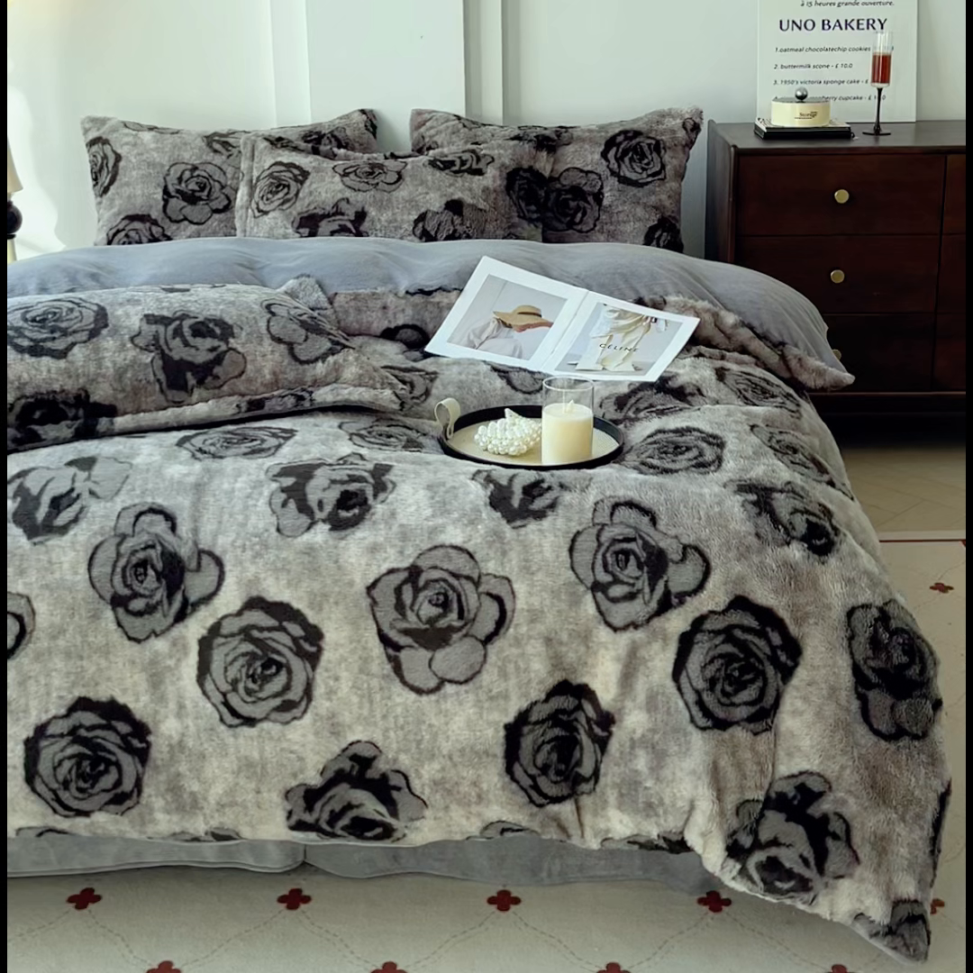 91家纺网 家纺一手货源 找家纺 梦纤绒 2025新款亲肤舒适兔毛印花牛奶绒保暖四件套一美拉德系 花影灰