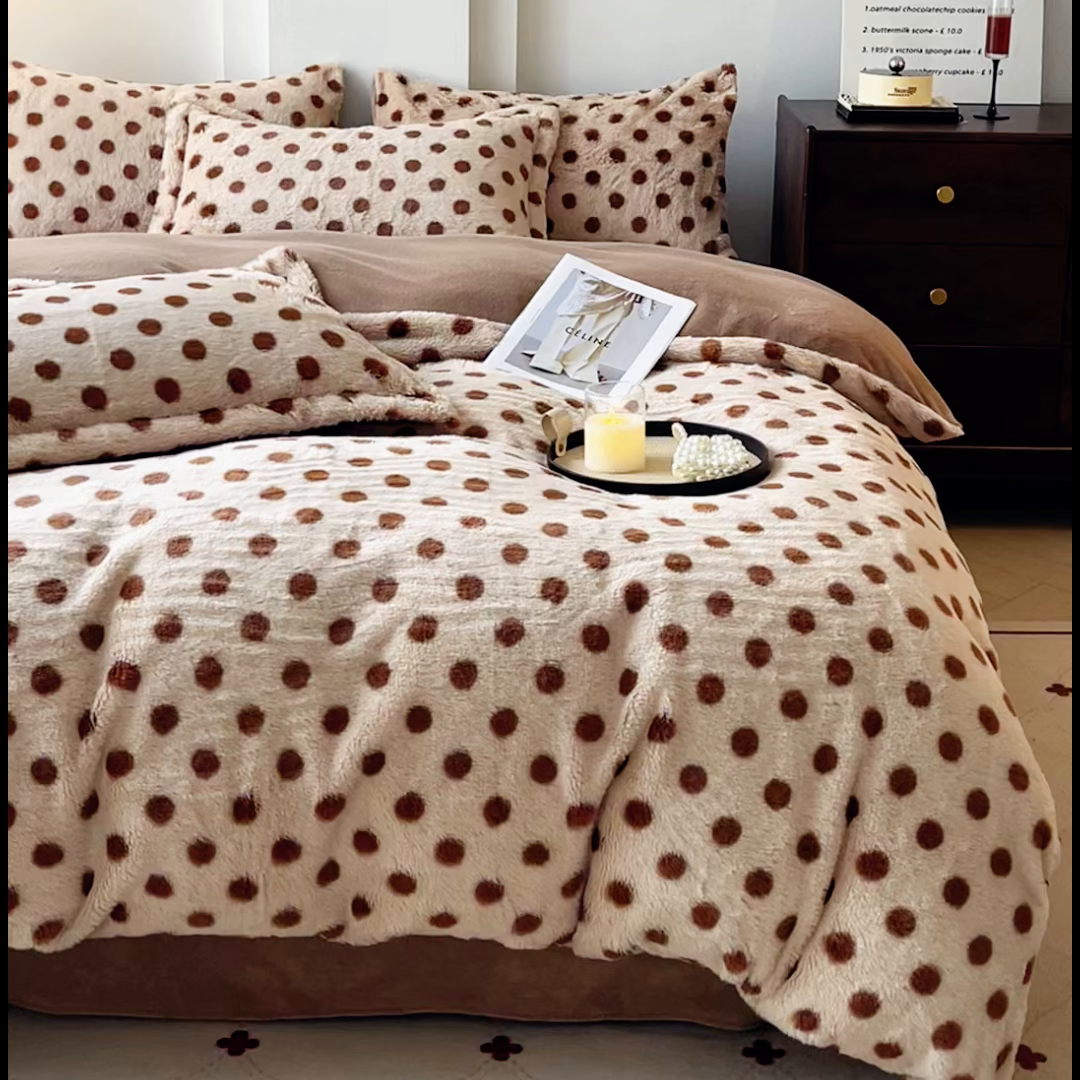 91家纺网 家纺一手货源 找家纺 梦纤绒 2025新款亲肤舒适兔毛印花牛奶绒保暖四件套一美拉德系 圆点棕