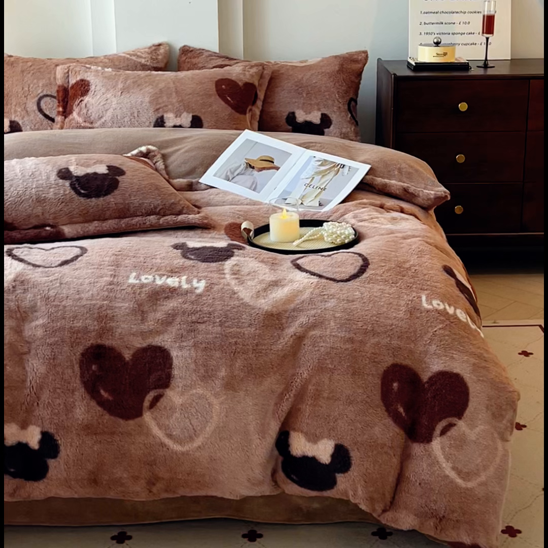 91家纺网 家纺一手货源 找家纺 梦纤绒 2025新款亲肤舒适兔毛印花牛奶绒保暖四件套一美拉德系 咖啡爱心