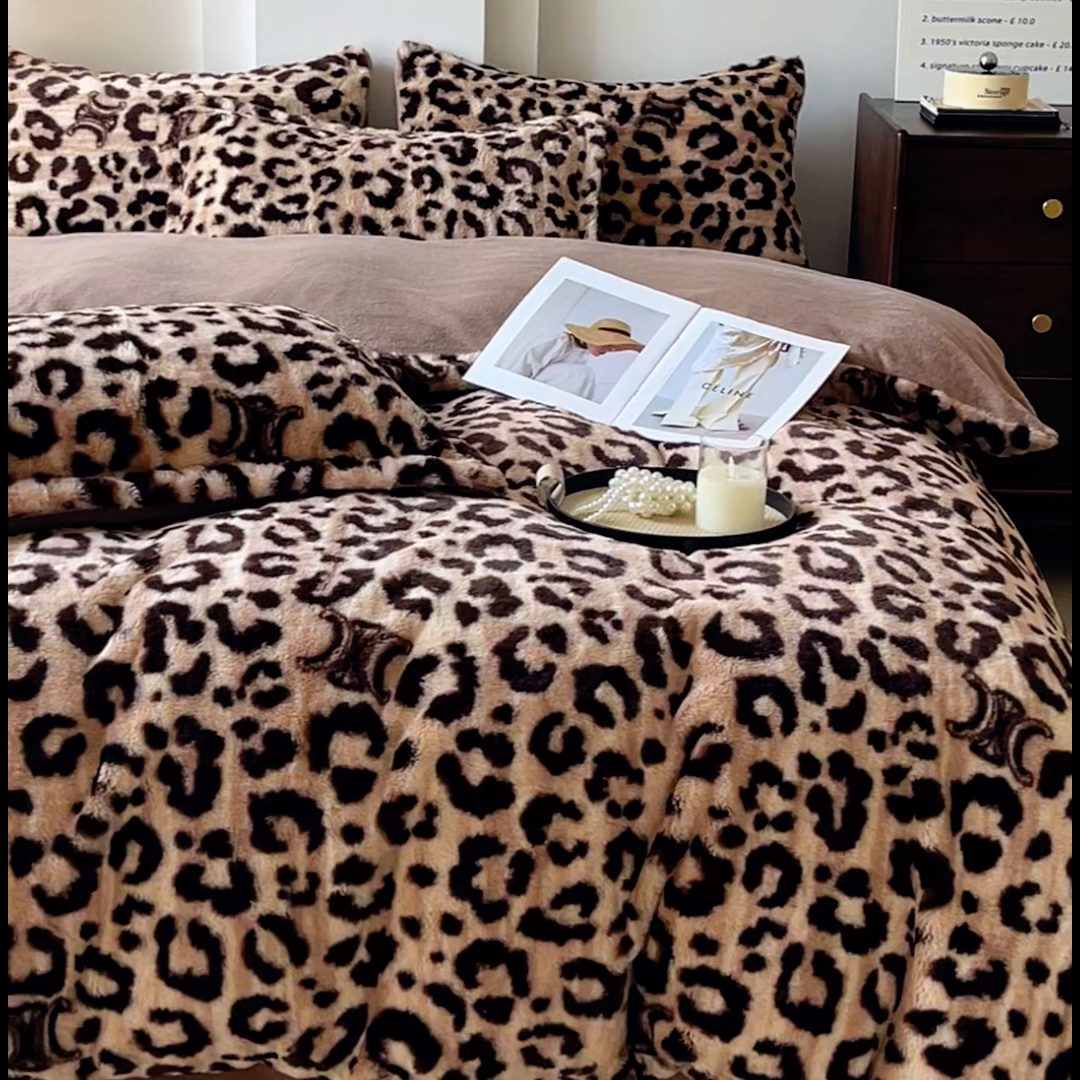 91家纺网 家纺一手货源 找家纺 梦纤绒 2025新款亲肤舒适兔毛印花牛奶绒保暖四件套一美拉德系 咖啡豹圈