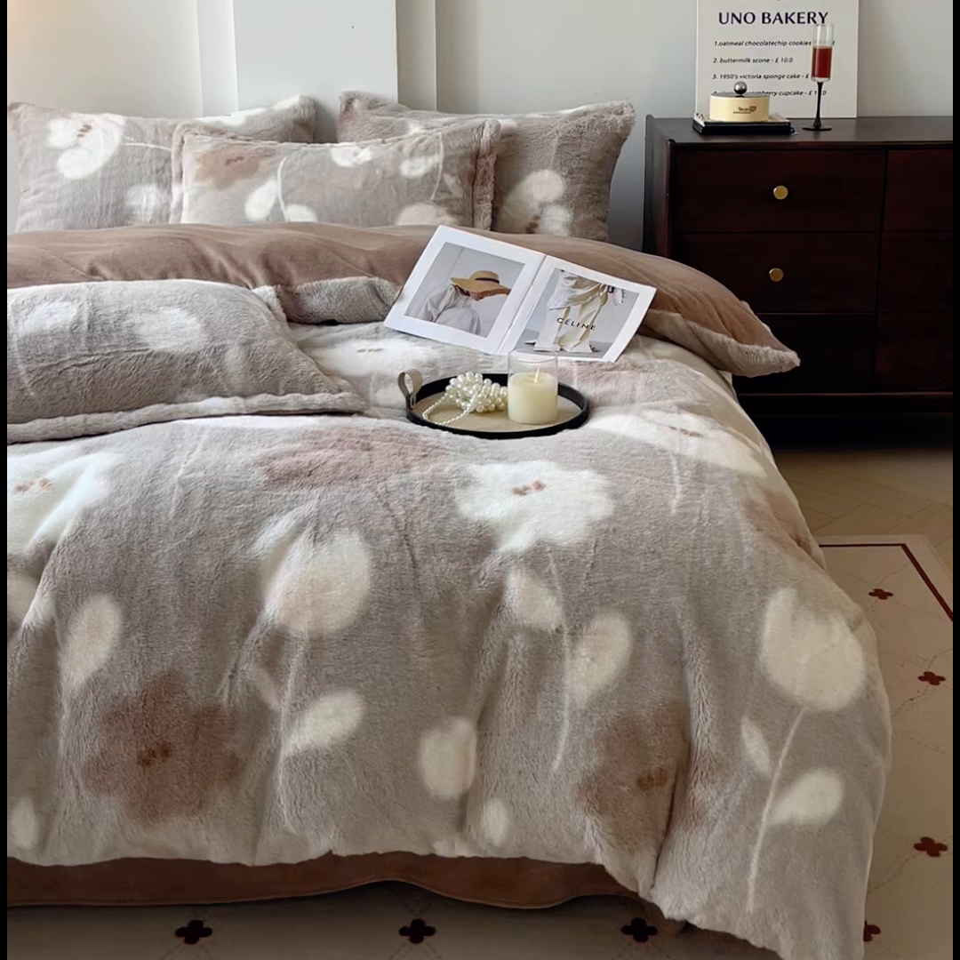 91家纺网 家纺一手货源 找家纺 梦纤绒 2025新款亲肤舒适兔毛印花牛奶绒保暖四件套一美拉德系 灰棕花