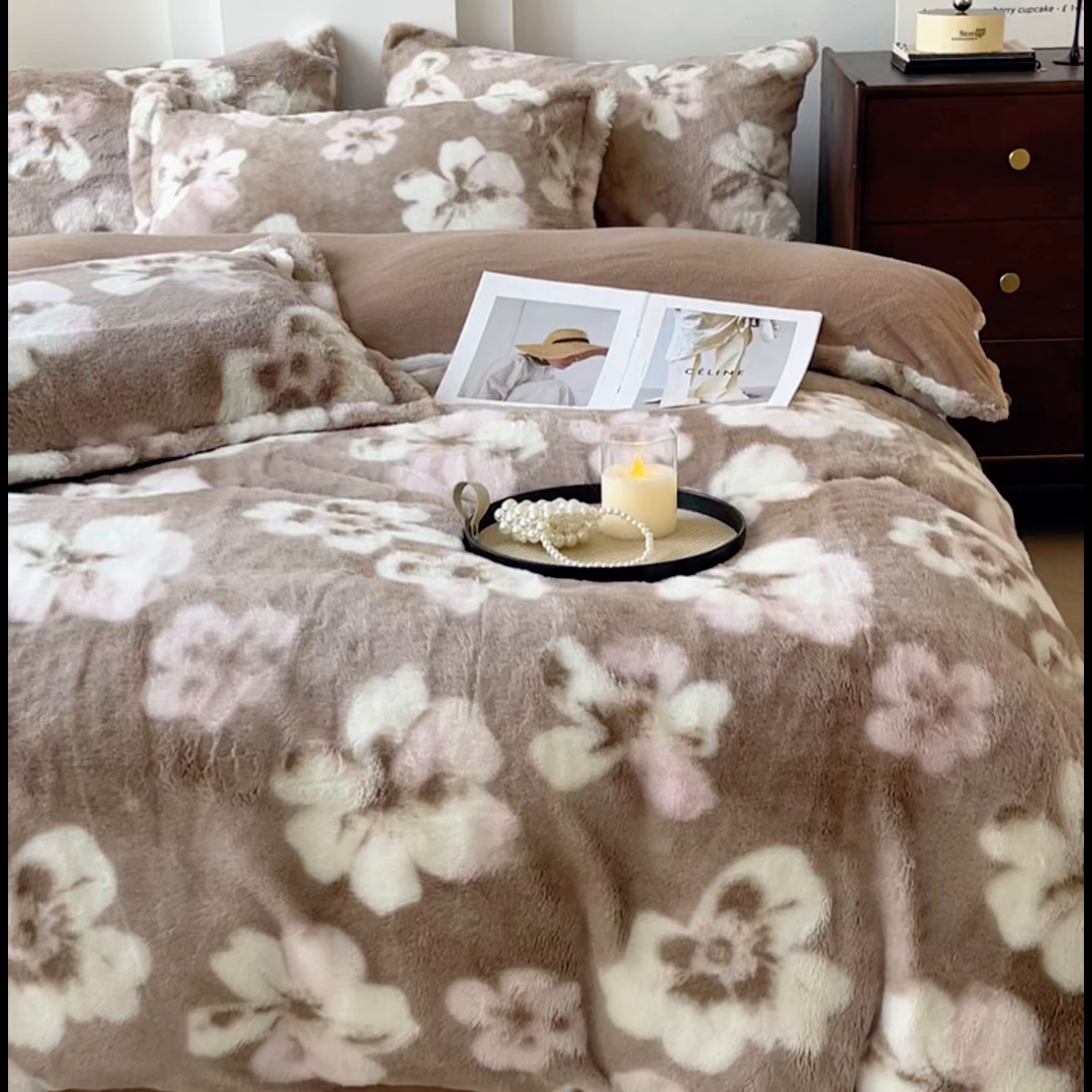 91家纺网 家纺一手货源 找家纺 梦纤绒 2025新款亲肤舒适兔毛印花牛奶绒保暖四件套一美拉德系 咖底小花