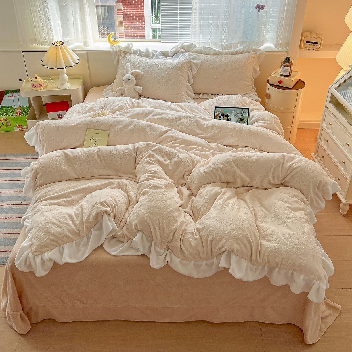 91家纺网 家纺一手货源 找家纺 亿梵家居 2025新款法式花边款A类5D牛奶绒立体雕花四件套（提供买家秀） 花边款  芙洛拉-奶油白