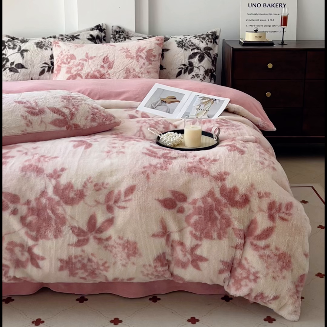 91家纺网 家纺一手货源 找家纺 梦纤绒 2025新款亲肤舒适兔毛印花牛奶绒保暖四件套一美拉德系 粉色树枝