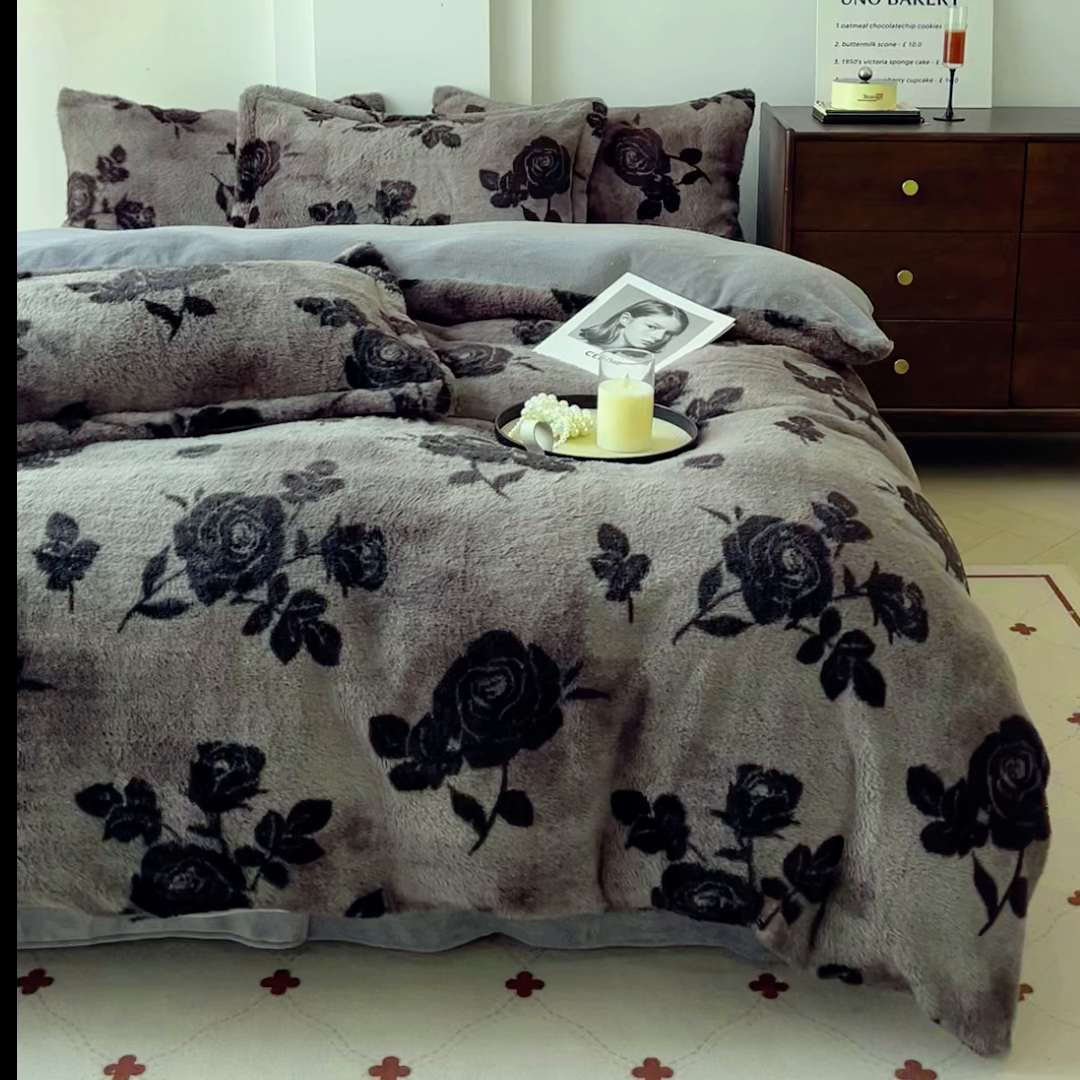 91家纺网 家纺一手货源 找家纺 梦纤绒 2025新款亲肤舒适兔毛印花牛奶绒保暖四件套一美拉德系 黑玫瑰棕