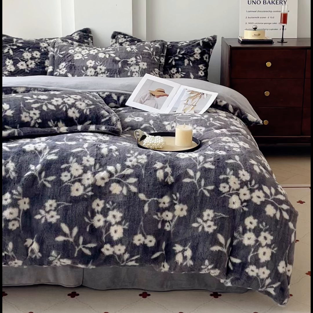 91家纺网 家纺一手货源 找家纺 梦纤绒 2025新款亲肤舒适兔毛印花牛奶绒保暖四件套一美拉德系 灰底小花
