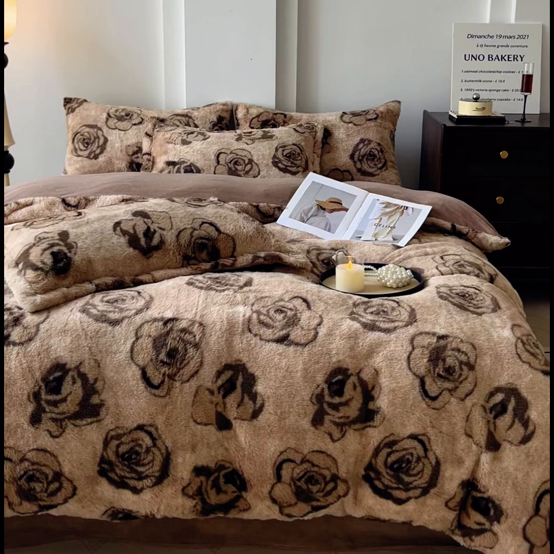 91家纺网 家纺一手货源 找家纺 梦纤绒 2025新款亲肤舒适兔毛印花牛奶绒保暖四件套一美拉德系 花影棕