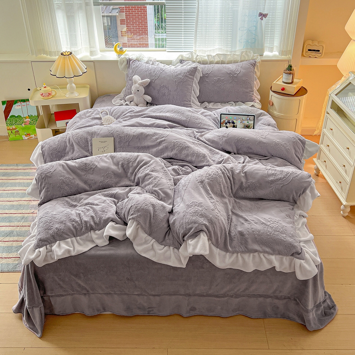 91家纺网 家纺一手货源 找家纺 亿梵家居 2025新款法式花边款A类5D牛奶绒立体雕花四件套（提供买家秀） 花边款  手捧花-香芋紫