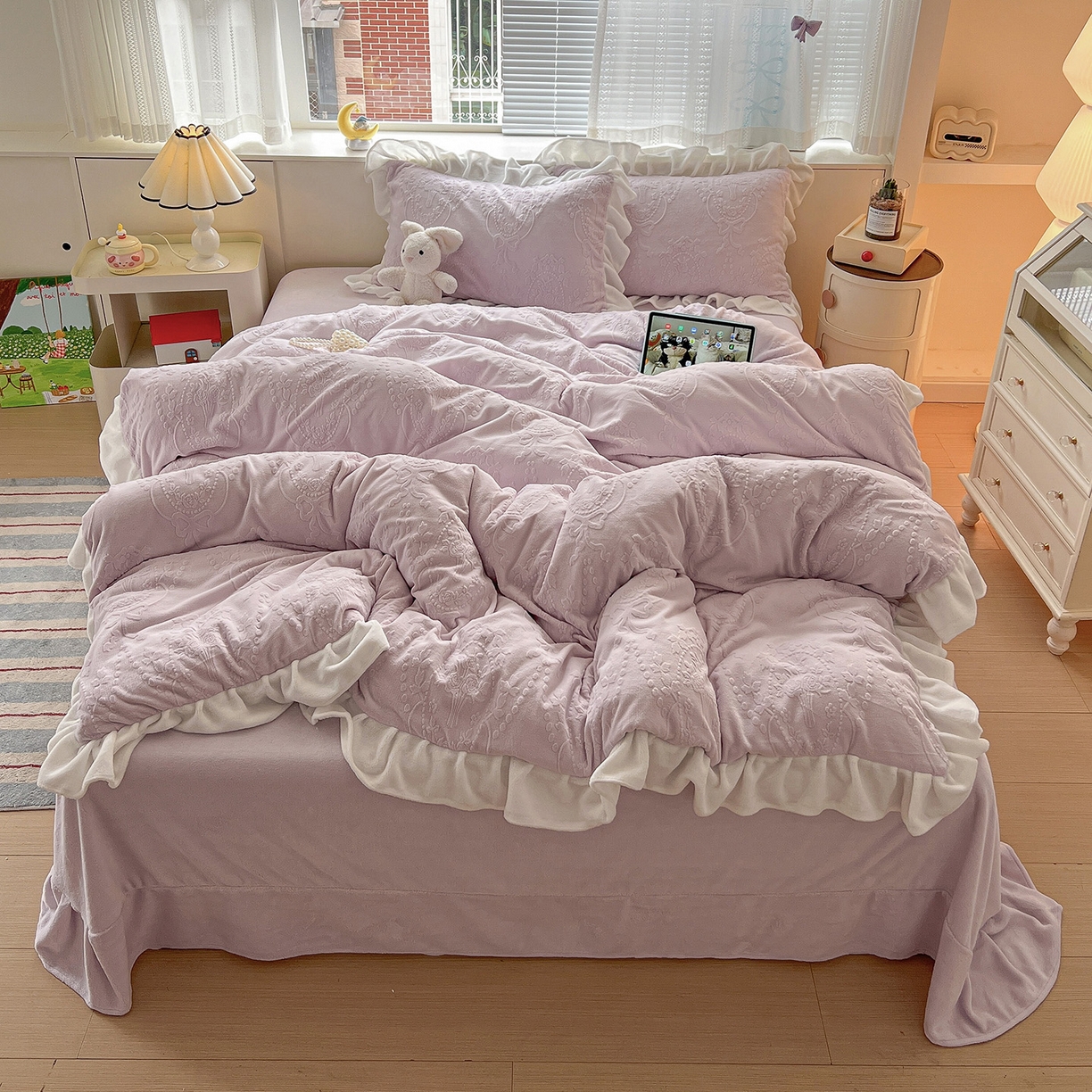 91家纺网 家纺一手货源 找家纺 亿梵家居 2025新款法式花边款A类5D牛奶绒立体雕花四件套（提供买家秀） 花边款  手捧花-新媚紫