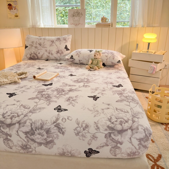 91家纺网 家纺一手货源 找家纺 丽美人家纺 2025年牛奶绒小版印花床笠单床笠床笠单件 水墨花蝴蝶