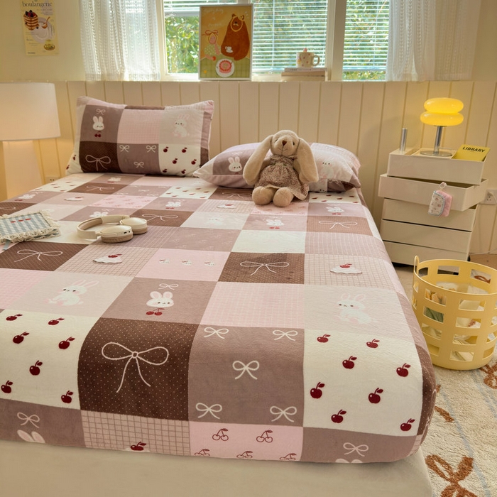 91家纺网 家纺一手货源 找家纺 丽美人家纺 2025年牛奶绒小版印花床笠单床笠床笠单件 拼布蝴蝶兔