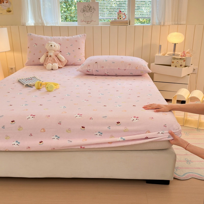 91家纺网 家纺一手货源 找家纺 丽美人家纺 2025年牛奶绒小版印花床笠单床笠床笠单件 可爱小猫