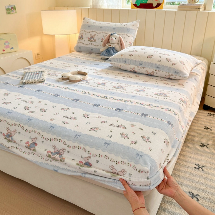 91家纺网 家纺一手货源 找家纺 丽美人家纺 2025年牛奶绒小版印花床笠单床笠床笠单件 花边小兔