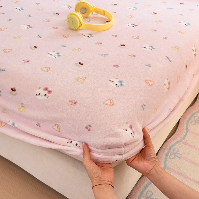 91家纺网 家纺一手货源 找家纺 丽美人家纺 2025年牛奶绒小版印花床笠单床笠床笠单件 可爱小猫