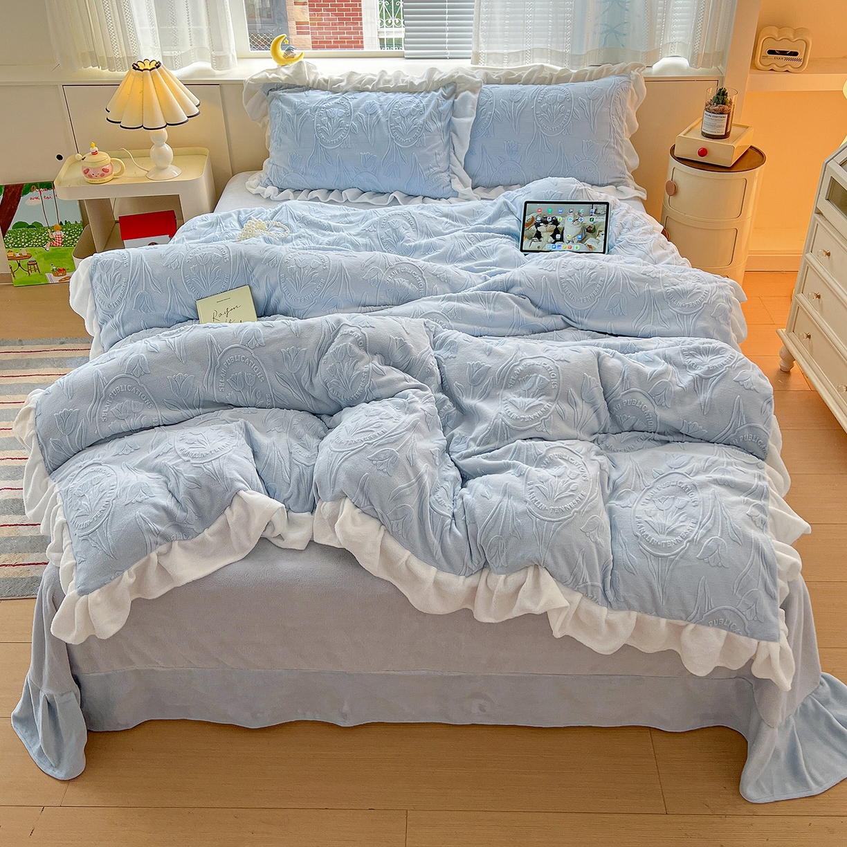 91家纺网 家纺一手货源 找家纺 亿梵家居 2025新款法式花边款A类5D牛奶绒立体雕花四件套（提供买家秀） 花边款  郁金香-天空蓝