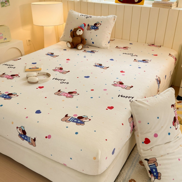 91家纺网 家纺一手货源 找家纺 丽美人家纺 2025年牛奶绒小版印花床笠单床笠床笠单件 甜品腊肠狗