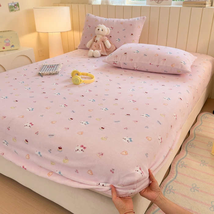 91家纺网 家纺一手货源 找家纺 丽美人家纺 2025年牛奶绒小版印花床笠单床笠床笠单件 可爱小猫