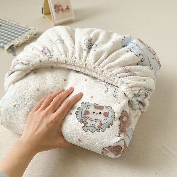 91家纺网 家纺一手货源 找家纺 丽美人家纺 2025年牛奶绒小版印花床笠单床笠床笠单件 奶萌小猫