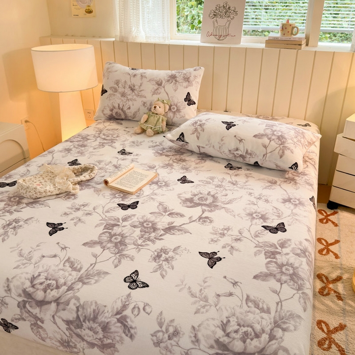 91家纺网 家纺一手货源 找家纺 丽美人家纺 2025年牛奶绒小版印花床笠单床笠床笠单件 水墨花蝴蝶