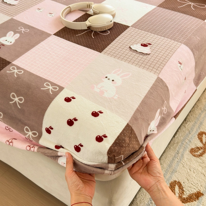 91家纺网 家纺一手货源 找家纺 丽美人家纺 2025年牛奶绒小版印花床笠单床笠床笠单件 拼布蝴蝶兔