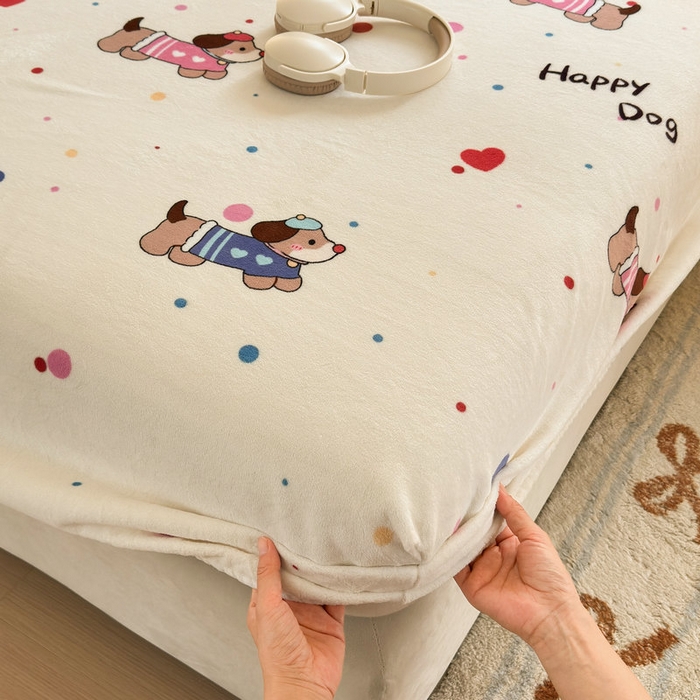 91家纺网 家纺一手货源 找家纺 丽美人家纺 2025年牛奶绒小版印花床笠单床笠床笠单件 甜品腊肠狗