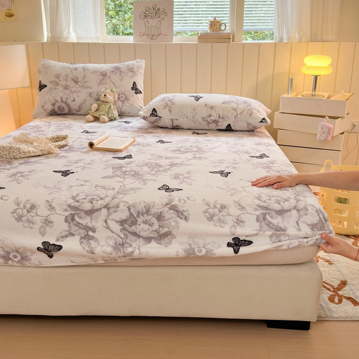 91家纺网 家纺一手货源 找家纺 丽美人家纺 2025年牛奶绒小版印花床笠单床笠床笠单件 水墨花蝴蝶