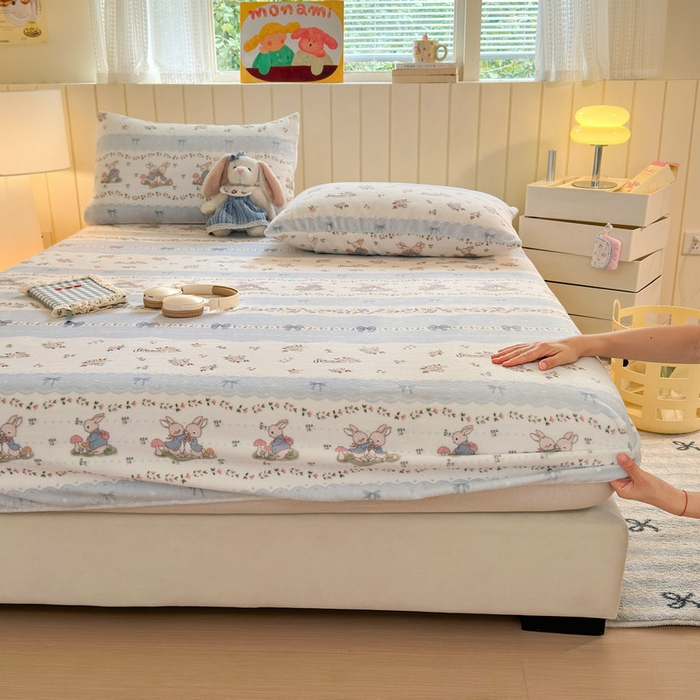 91家纺网 家纺一手货源 找家纺 丽美人家纺 2025年牛奶绒小版印花床笠单床笠床笠单件 花边小兔