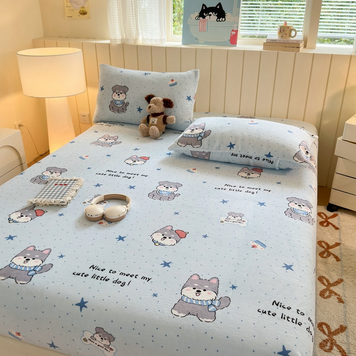 91家纺网 家纺一手货源 找家纺 丽美人家纺 2025年牛奶绒小版印花床笠单床笠床笠单件 甜心猫咪-蓝