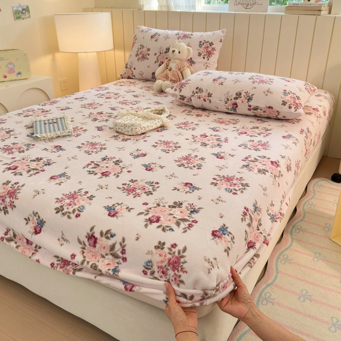 91家纺网 家纺一手货源 找家纺 丽美人家纺 2025年牛奶绒小版印花床笠单床笠床笠单件 山茶花语-粉