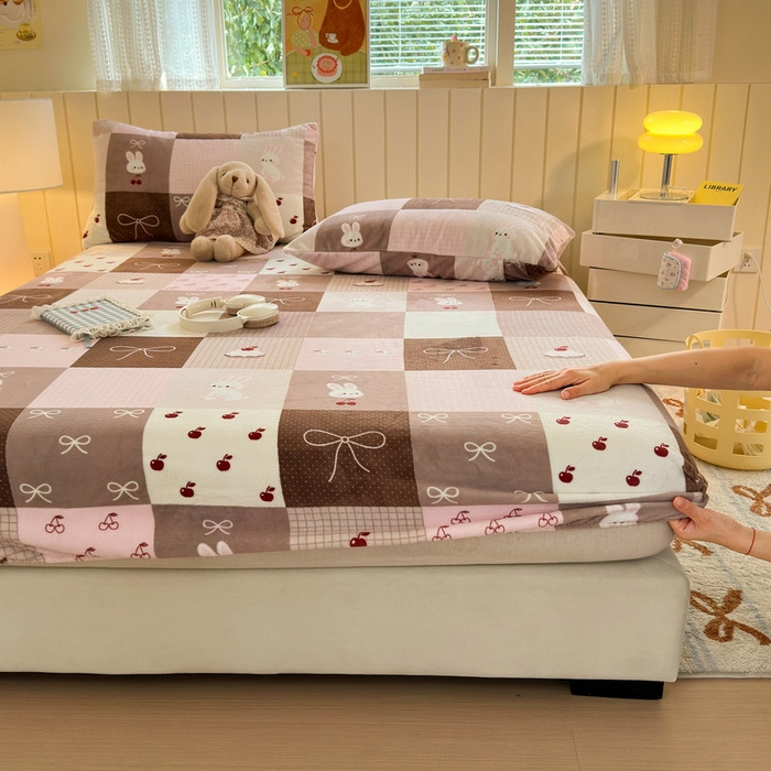 91家纺网 家纺一手货源 找家纺 丽美人家纺 2025年牛奶绒小版印花床笠单床笠床笠单件 拼布蝴蝶兔