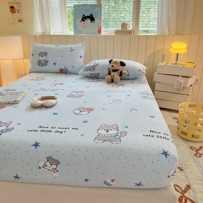 91家纺网 家纺一手货源 找家纺 丽美人家纺 2025年牛奶绒小版印花床笠单床笠床笠单件 甜心猫咪-蓝