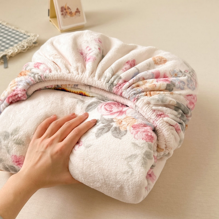 91家纺网 家纺一手货源 找家纺 丽美人家纺 2025年牛奶绒小版印花床笠单床笠床笠单件 春风沐歌