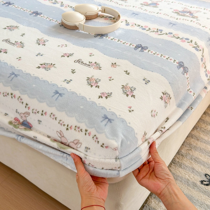 91家纺网 家纺一手货源 找家纺 丽美人家纺 2025年牛奶绒小版印花床笠单床笠床笠单件 花边小兔