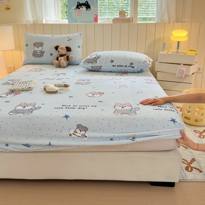 91家纺网 家纺一手货源 找家纺 丽美人家纺 2025年牛奶绒小版印花床笠单床笠床笠单件 甜心猫咪-蓝