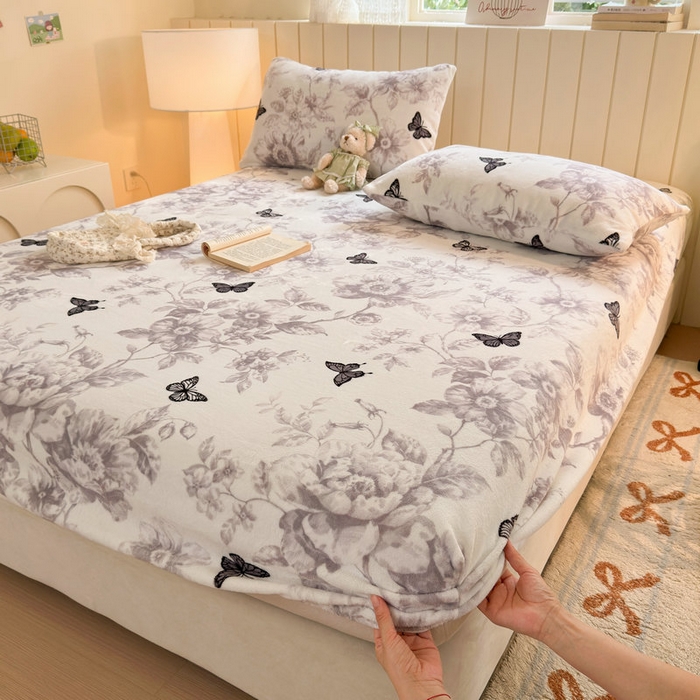 91家纺网 家纺一手货源 找家纺 丽美人家纺 2025年牛奶绒小版印花床笠单床笠床笠单件 水墨花蝴蝶