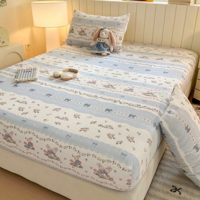 91家纺网 家纺一手货源 找家纺 丽美人家纺 2025年牛奶绒小版印花床笠单床笠床笠单件 花边小兔