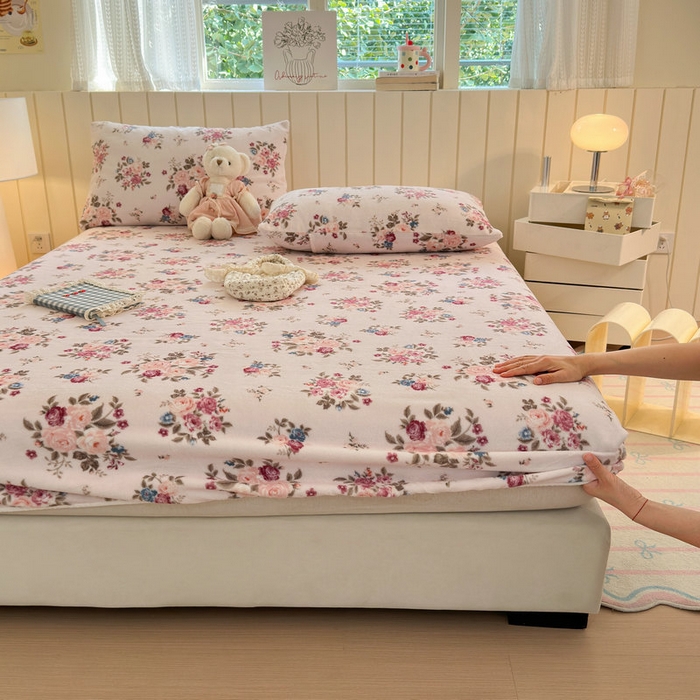 91家纺网 家纺一手货源 找家纺 丽美人家纺 2025年牛奶绒小版印花床笠单床笠床笠单件 山茶花语-粉