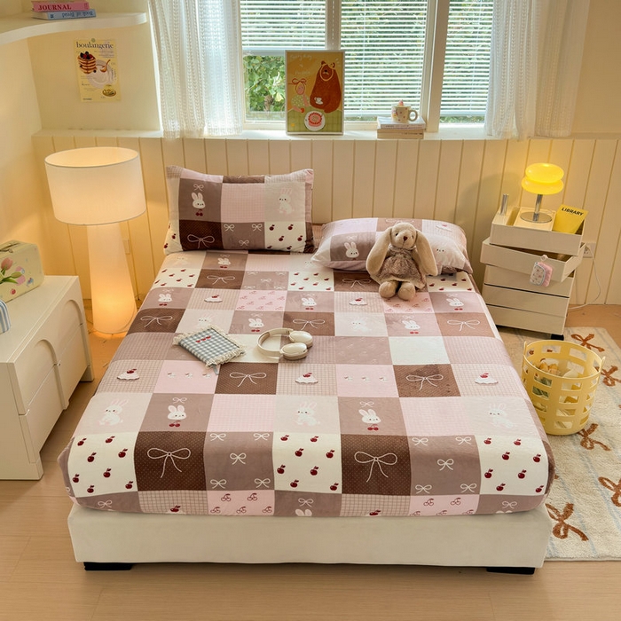 91家纺网 家纺一手货源 找家纺 丽美人家纺 2025年牛奶绒小版印花床笠单床笠床笠单件 拼布蝴蝶兔