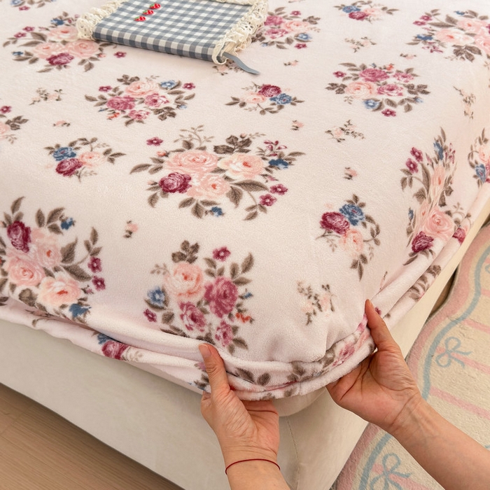 91家纺网 家纺一手货源 找家纺 丽美人家纺 2025年牛奶绒小版印花床笠单床笠床笠单件 山茶花语-粉