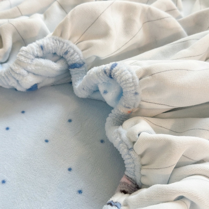 91家纺网 家纺一手货源 找家纺 丽美人家纺 2025年牛奶绒小版印花床笠单床笠床笠单件 甜心猫咪-蓝