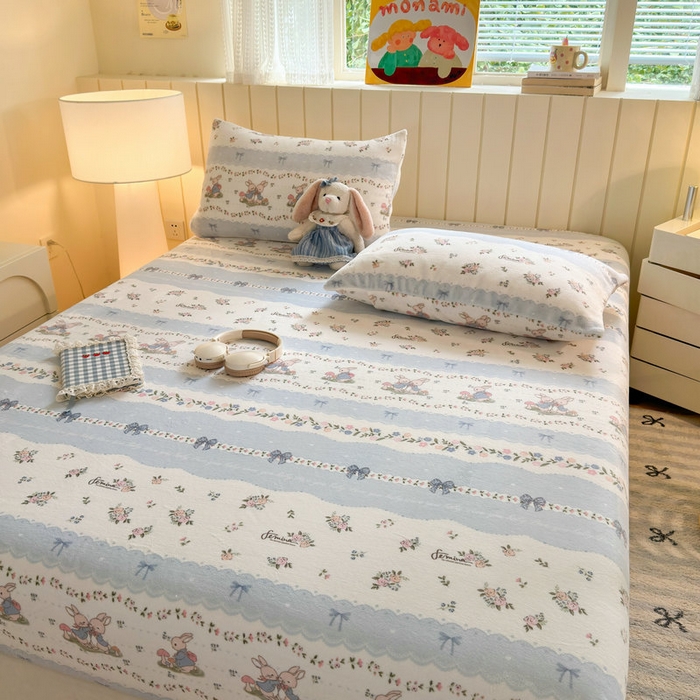 91家纺网 家纺一手货源 找家纺 丽美人家纺 2025年牛奶绒小版印花床笠单床笠床笠单件 花边小兔