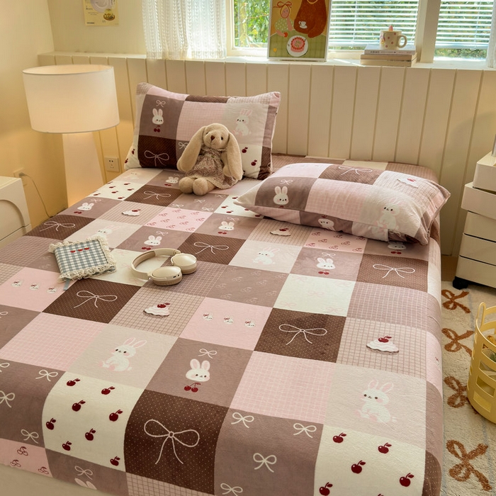 91家纺网 家纺一手货源 找家纺 丽美人家纺 2025年牛奶绒小版印花床笠单床笠床笠单件 拼布蝴蝶兔