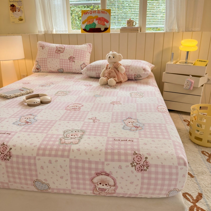 91家纺网 家纺一手货源 找家纺 丽美人家纺 2025年牛奶绒小版印花床笠单床笠床笠单件 萌熊日记