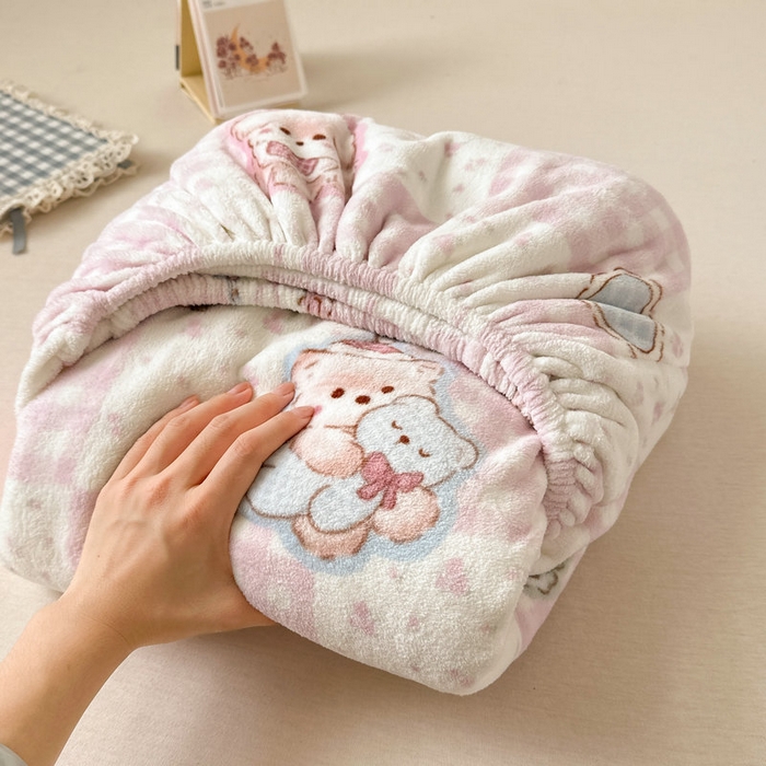 91家纺网 家纺一手货源 找家纺 丽美人家纺 2025年牛奶绒小版印花床笠单床笠床笠单件 萌熊日记