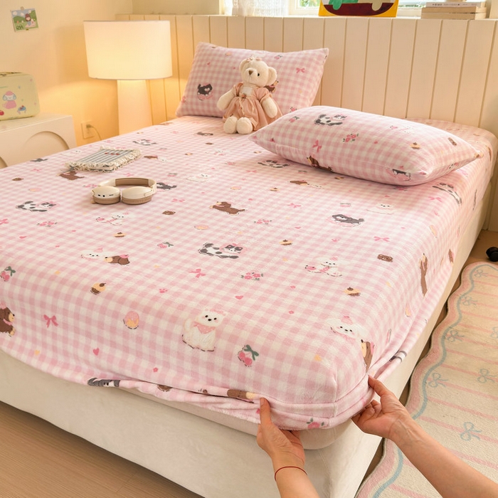 91家纺网 家纺一手货源 找家纺 丽美人家纺 2025年牛奶绒小版印花床笠单床笠床笠单件 格子小狗