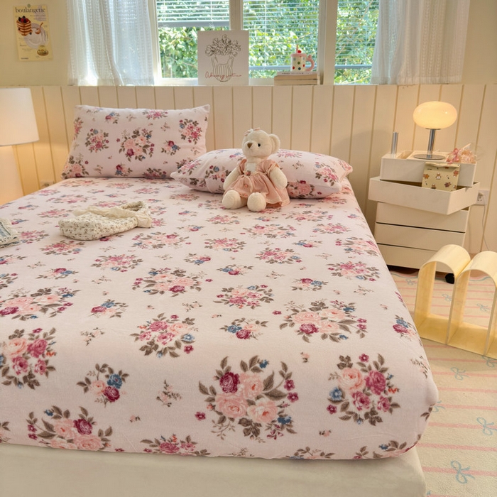91家纺网 家纺一手货源 找家纺 丽美人家纺 2025年牛奶绒小版印花床笠单床笠床笠单件 山茶花语-粉
