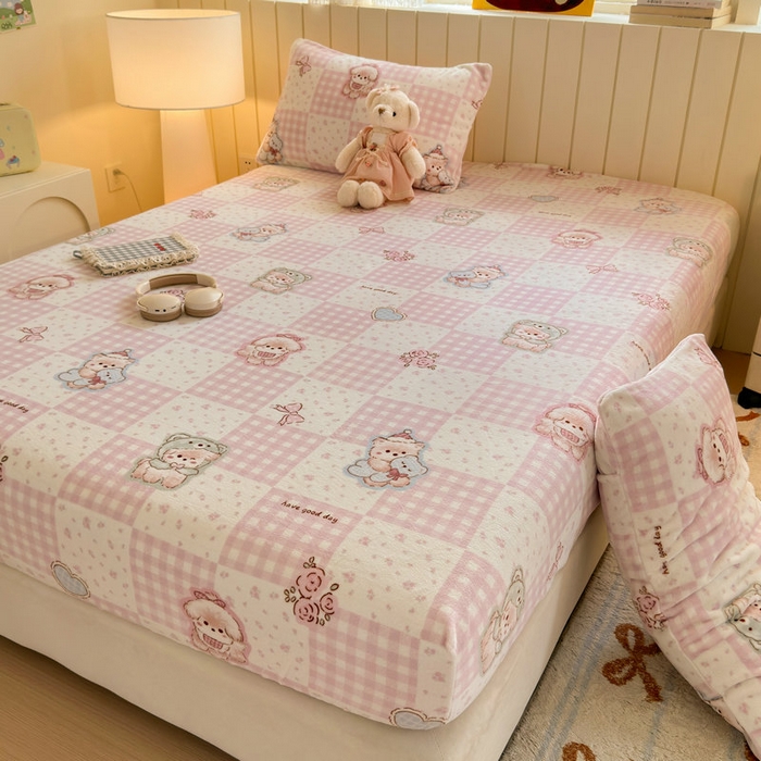 91家纺网 家纺一手货源 找家纺 丽美人家纺 2025年牛奶绒小版印花床笠单床笠床笠单件 萌熊日记