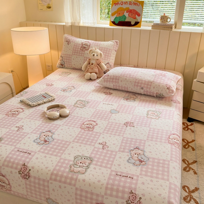 91家纺网 家纺一手货源 找家纺 丽美人家纺 2025年牛奶绒小版印花床笠单床笠床笠单件 萌熊日记