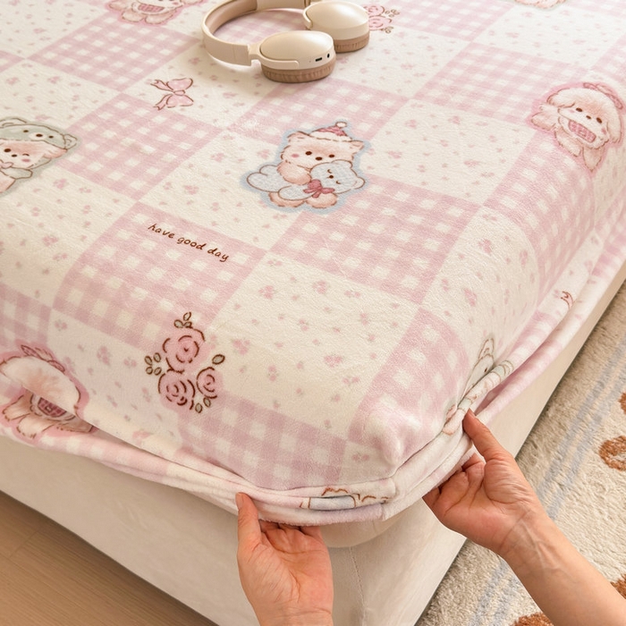 91家纺网 家纺一手货源 找家纺 丽美人家纺 2025年牛奶绒小版印花床笠单床笠床笠单件 萌熊日记