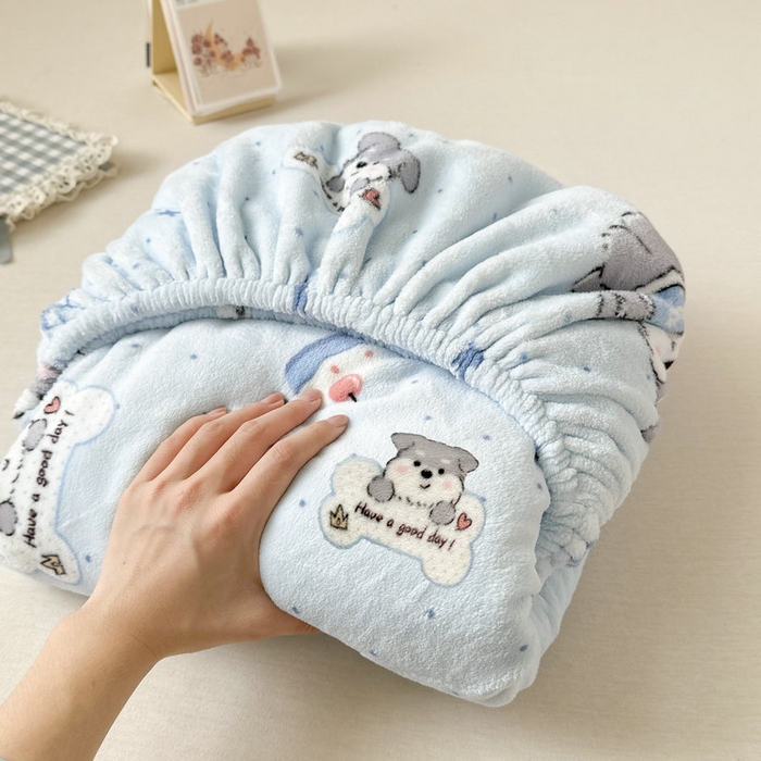 91家纺网 家纺一手货源 找家纺 丽美人家纺 2025年牛奶绒小版印花床笠单床笠床笠单件 甜心猫咪-蓝